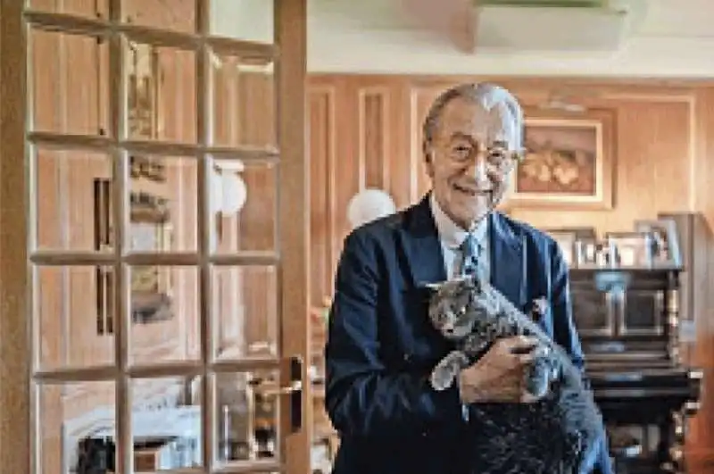 vittorio feltri nella sua casa milanese con il gatto ciccio