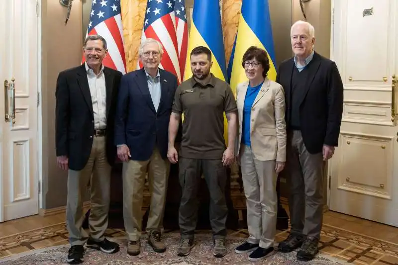 VOLODYMYR ZELENSKY CON MITCH MCCONNELL  E LA DELEGAZIONE REPUBBLICANA A KIEV