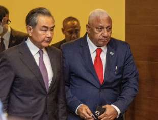 wang yi con il primo ministro di fiji frank bainimarama