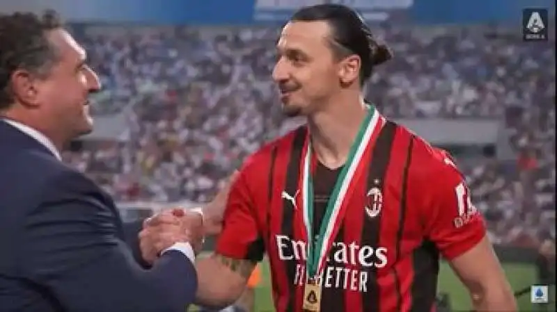 ZLATAN IBRAHIMOVIC FESTEGGIA LO SCUDETTO DEL MILAN 