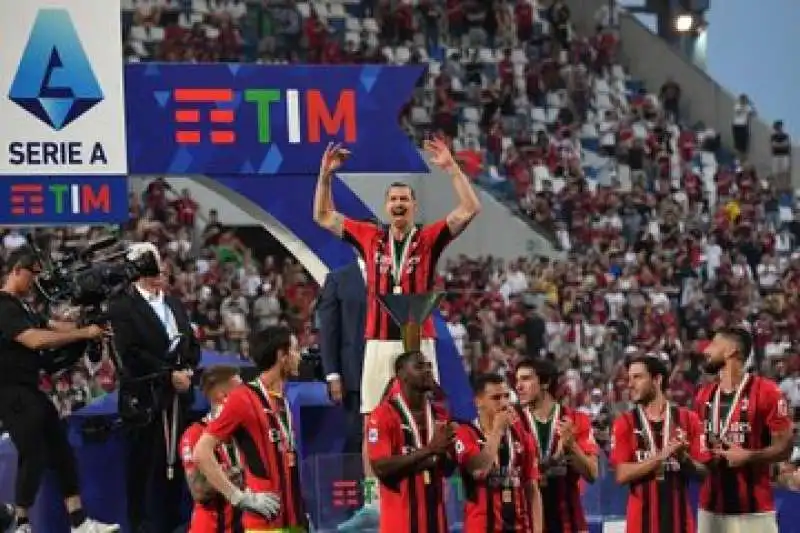 ZLATAN IBRAHIMOVIC FESTEGGIA LO SCUDETTO DEL MILAN 