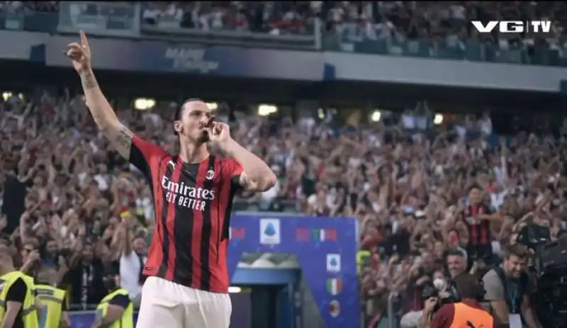 ZLATAN IBRAHIMOVIC FESTEGGIA LO SCUDETTO DEL MILAN 