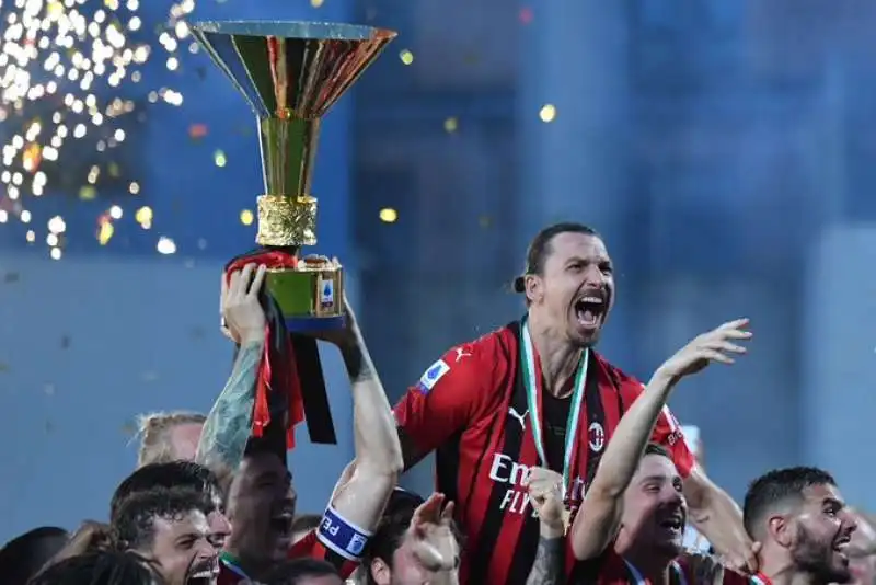 ZLATAN IBRAHIMOVIC FESTEGGIA LO SCUDETTO DEL MILAN 