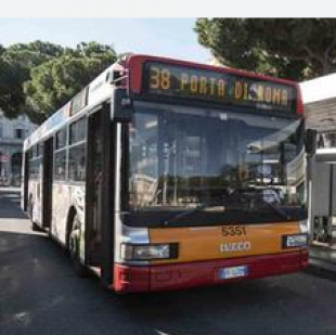 A ROMA UN 22ENNE TAGLIA LA STRADA A UN BUS E PROVOCA UN INCIDENTE ATAC