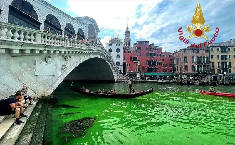 acqua del canal grande colorata di verde 5