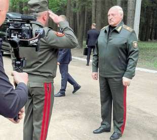 aleksandr lukashenko con la mano bendata