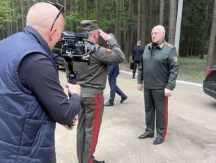 ALEKSANDR LUKASHENKO RICOMPARE IN PUBBLICO CON LA MANO BENDATA