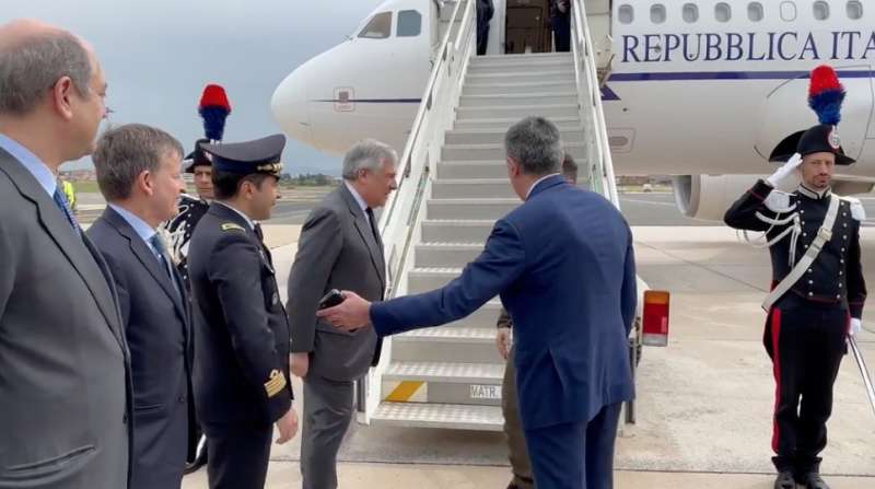 antonio tajani accoglie volodymyr zelensky all aeroporto di ciampino 1