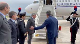 antonio tajani accoglie volodymyr zelensky all aeroporto di ciampino 1