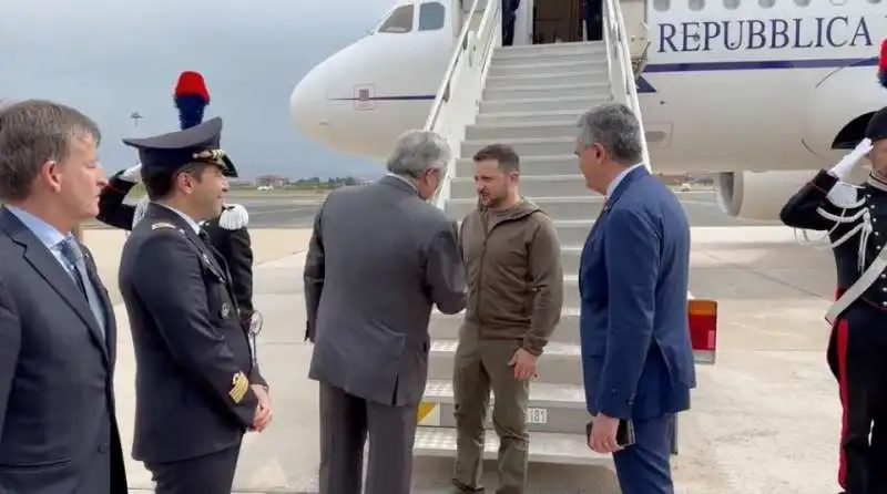 antonio tajani accoglie volodymyr zelensky all aeroporto di ciampino   2