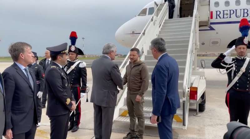 antonio tajani accoglie volodymyr zelensky all aeroporto di ciampino 3