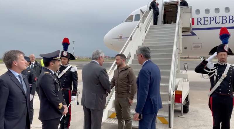 antonio tajani accoglie volodymyr zelensky all aeroporto di ciampino 4