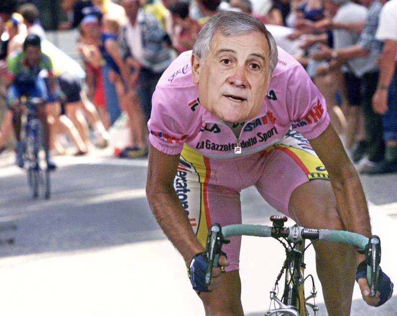 ANTONIO TAJANI IN BICI - MEME