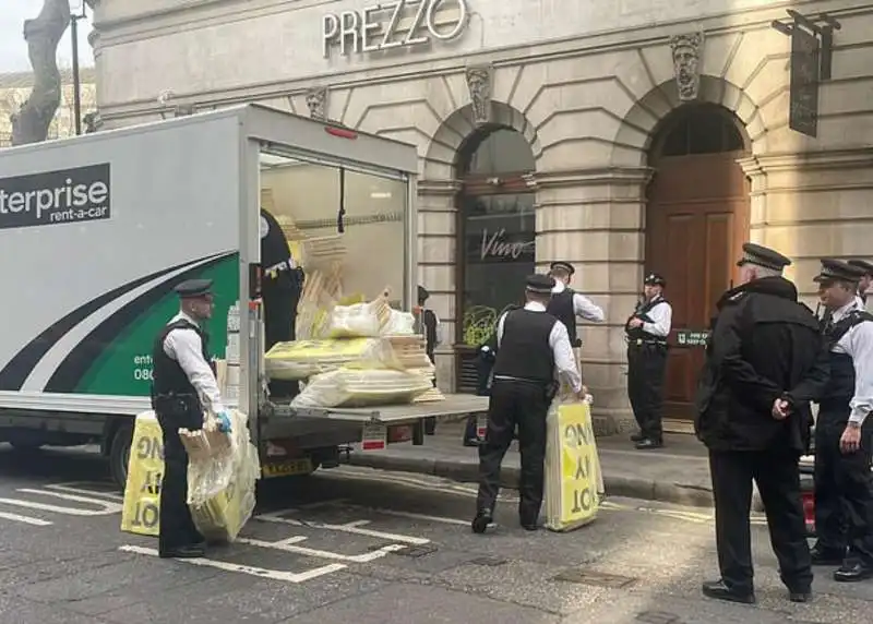 arresto antimonarchici a londra durante incoronazione 1