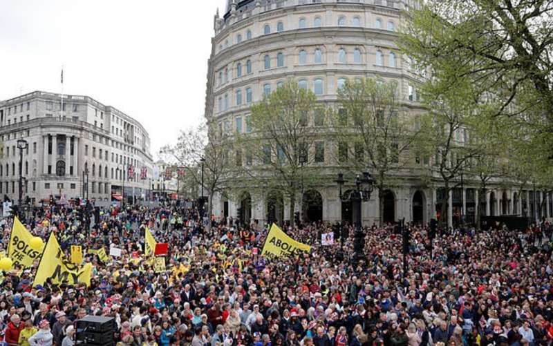 arresto antimonarchici a londra durante incoronazione 8