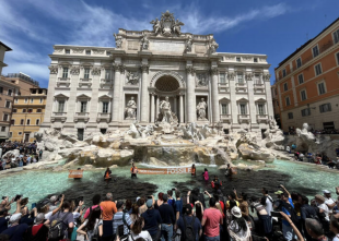 attivisti di ultima generazione a fontana di trevi