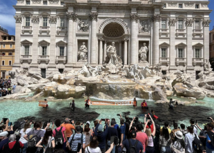 attivisti di ultima generazione a fontana di trevi