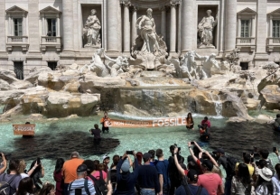 attivisti di ultima generazione a fontana di trevi