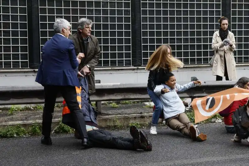 attivisti di ultima generazione bloccano la tangenziale a roma 11