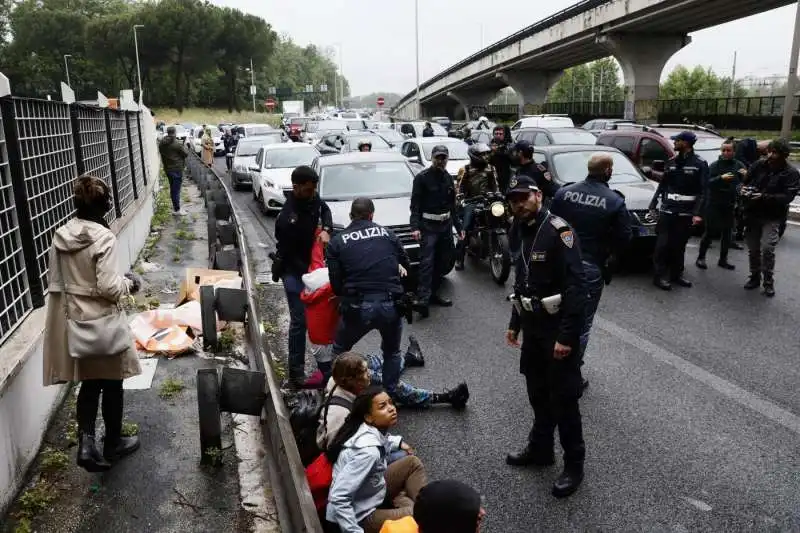 attivisti di ultima generazione bloccano la tangenziale a roma 13