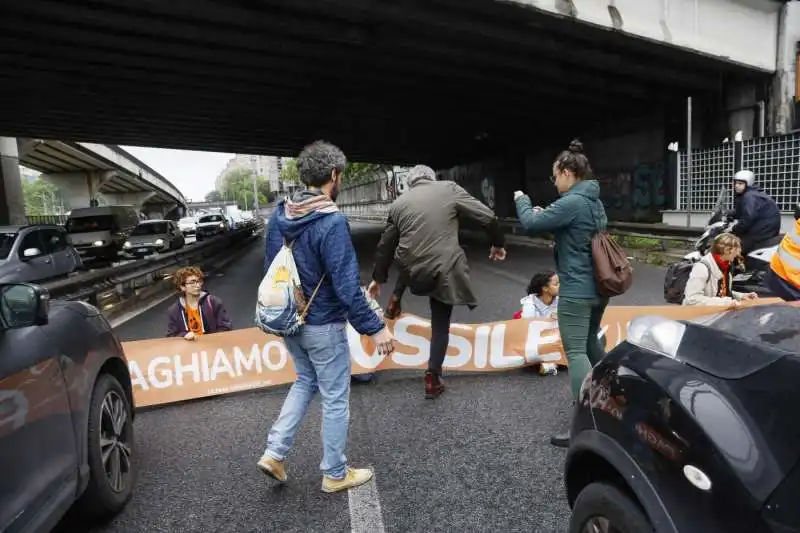 attivisti di ultima generazione bloccano la tangenziale a roma 14