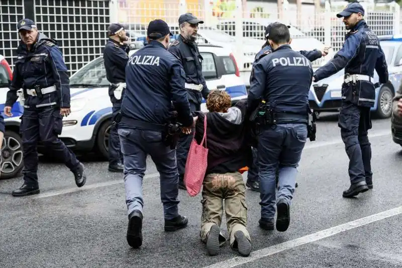 attivisti di ultima generazione bloccano la tangenziale a roma 4