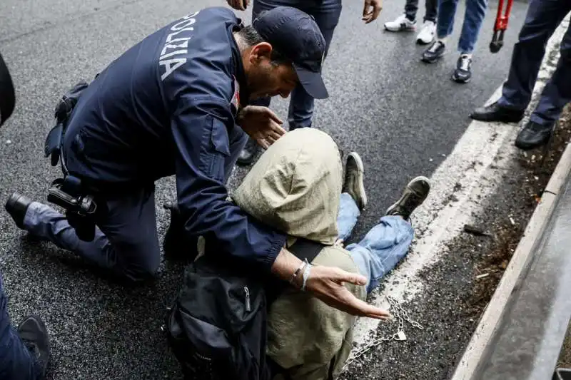 attivisti di ultima generazione bloccano la tangenziale a roma 5