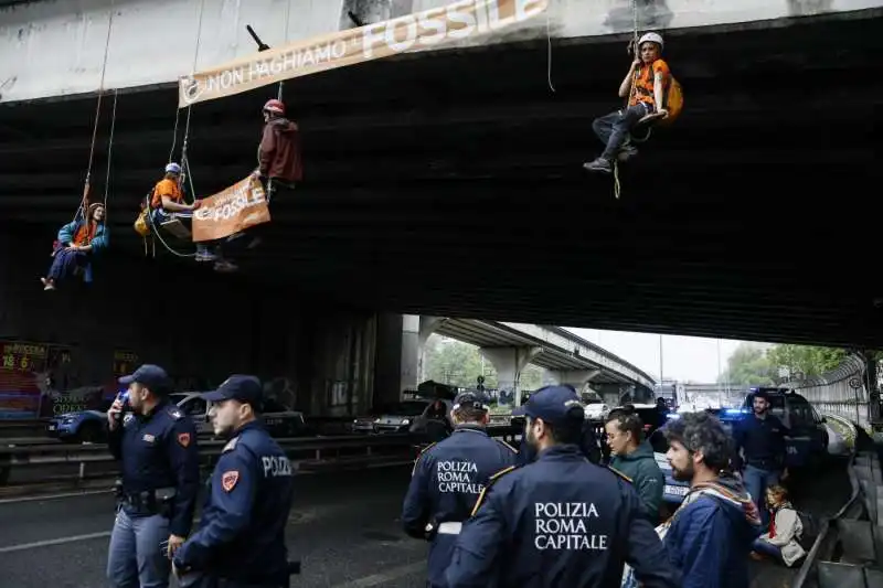 attivisti di ultima generazione bloccano la tangenziale a roma 7