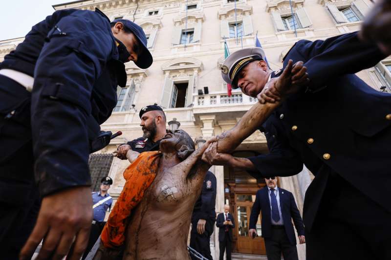 attivisti di ultima generazione fuori dal senato 11