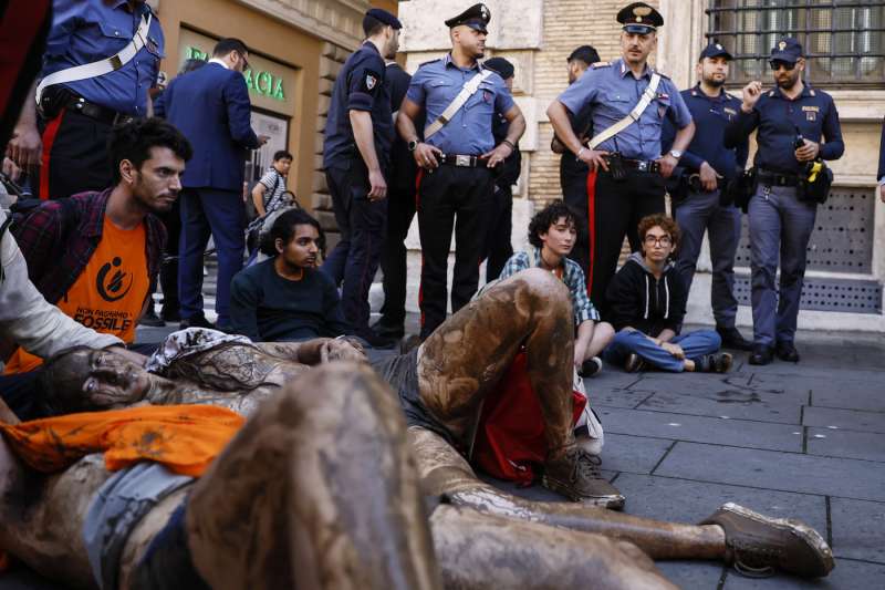 attivisti di ultima generazione fuori dal senato 14