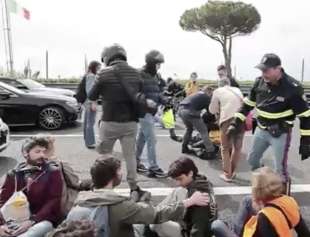 attivisti ultima generazione bloccano l autostrada roma fiumicino 1