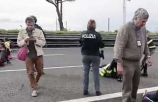 attivisti ultima generazione bloccano l autostrada roma fiumicino 3