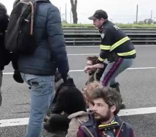 attivisti ultima generazione bloccano l autostrada roma fiumicino 6