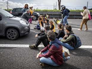 attivisti ultima generazione bloccano l autostrada roma fiumicino 9