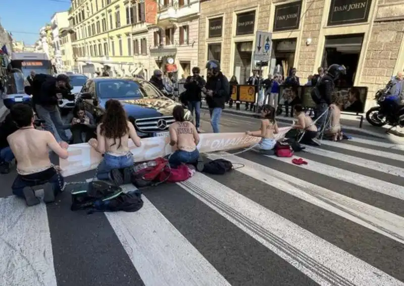 attivisti ultima generazione nudi bloccano via del tritone 1