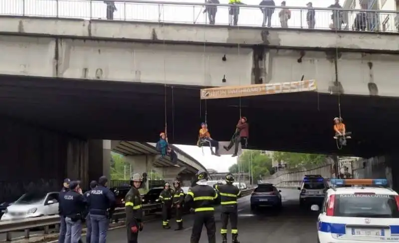 ATTIVISTI ULTIMA GENERAZIONE SI CALANO DAL PONTE DELLE VALLI A ROMA