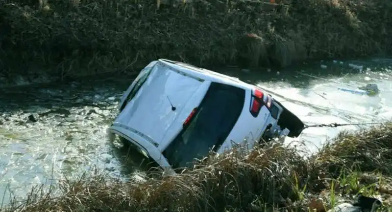 auto di una coppietta nel canale a pordenone