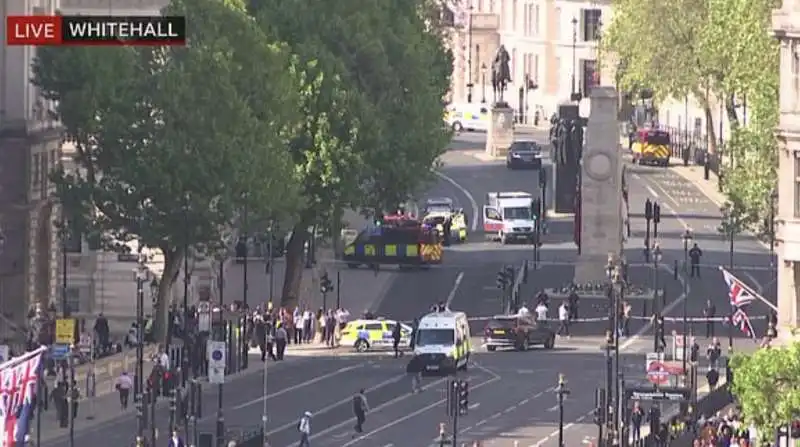 auto si schianta sui cancelli di downing street a londra    3