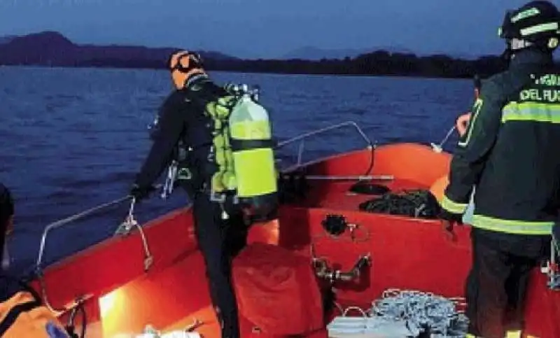 BARCA ROVESCIATA NEL LAGO MAGGIORE - LE OPERAZIONI DI RECUPERO  