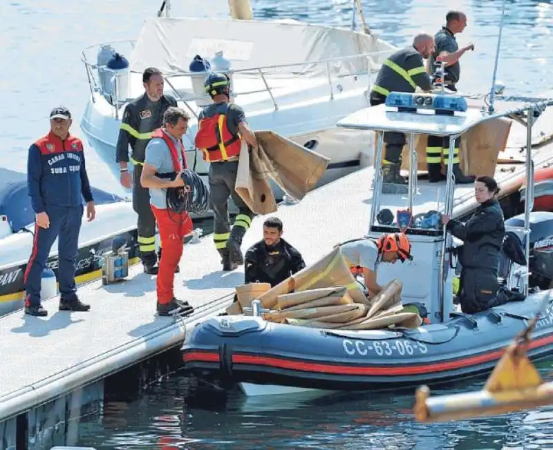 BARCA ROVESCIATA NEL LAGO MAGGIORE - LE OPERAZIONI DI RECUPERO 