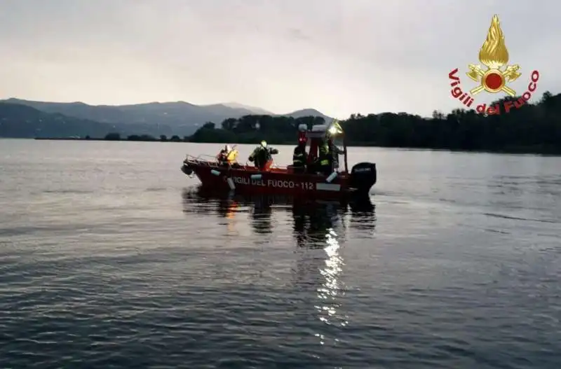 barca si ribalta sul lago maggiore   4