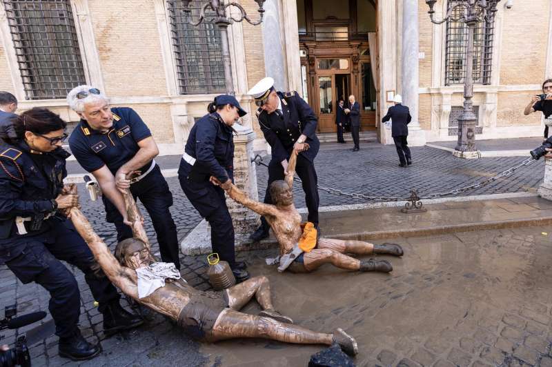 blitz degli ambientalisti di ultima generazione al senato 2