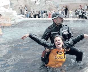 blitz degli attivisti di ultima generazione alla fontana di trevi 1