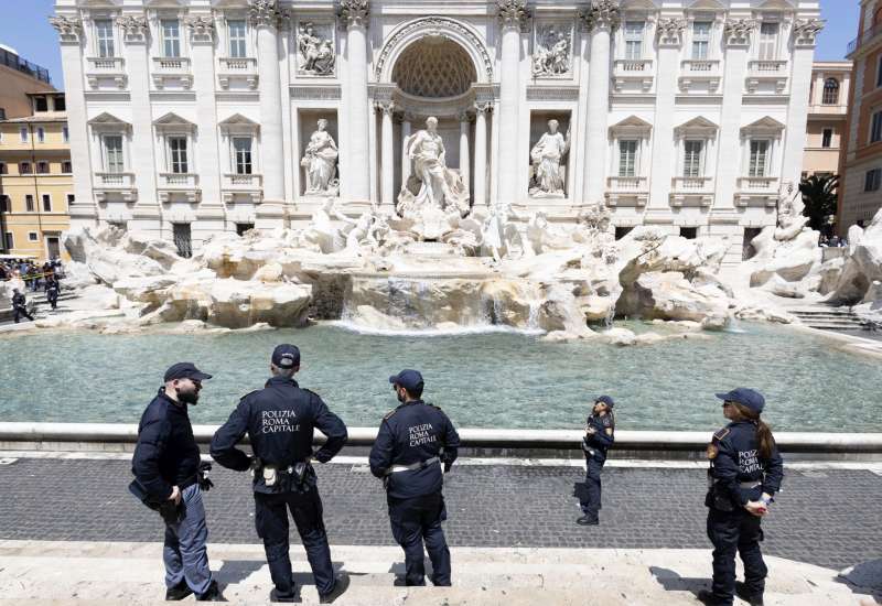 blitz degli attivisti di ultima generazione alla fontana di trevi 2