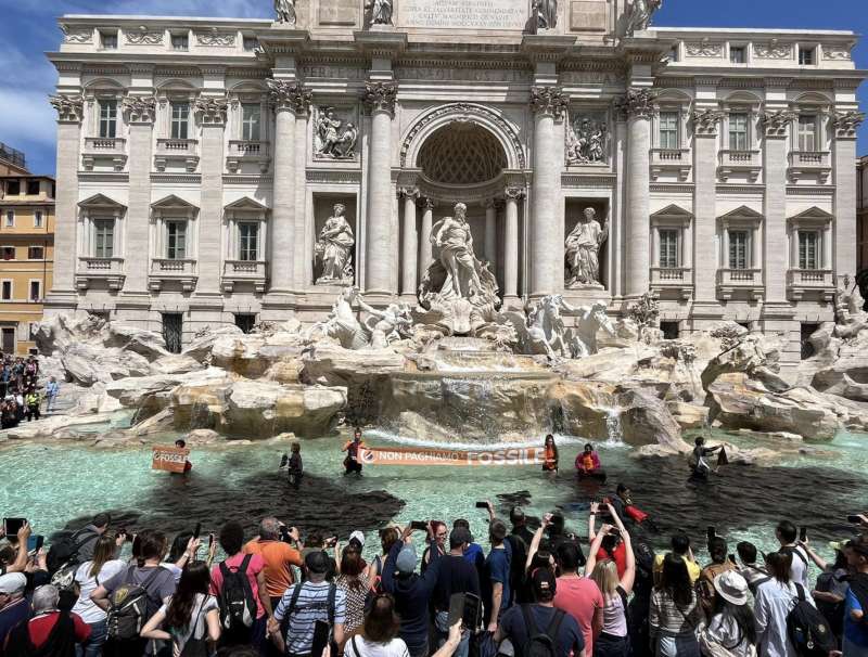 blitz degli attivisti di ultima generazione alla fontana di trevi 3