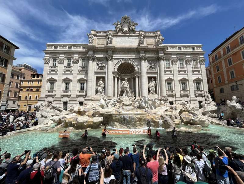 blitz degli attivisti di ultima generazione alla fontana di trevi 4