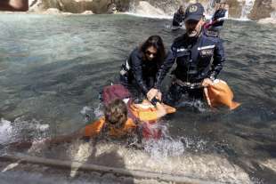 blitz degli attivisti di ultima generazione alla fontana di trevi 5