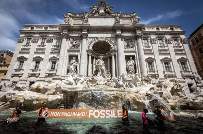 blitz degli attivisti di ultima generazione alla fontana di trevi   6