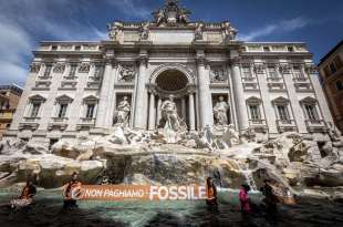 blitz degli attivisti di ultima generazione alla fontana di trevi 6