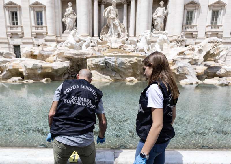 blitz degli attivisti di ultima generazione alla fontana di trevi 7